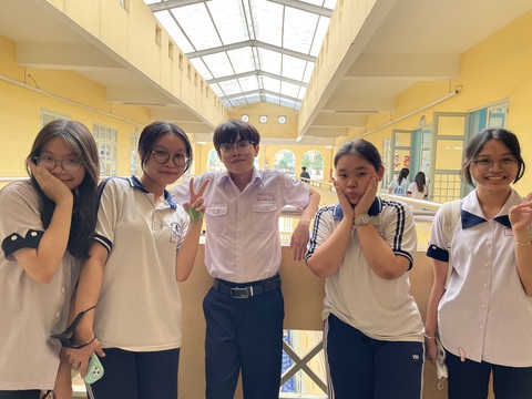 Học sinh TP.HCM đạt điểm ACT top 1% thế giới- Ảnh 2. Em Nguyễn Hữu Thọ (giữa) bên bạn bè - Ảnh: NVCC