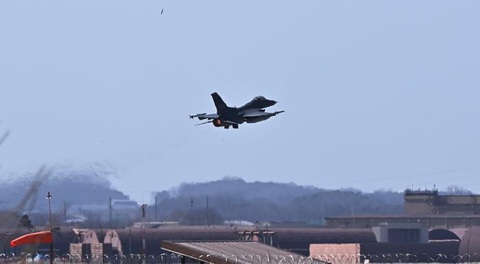 Tiêm kích F-16 của Mỹ rơi xuống biển ngoài khơi Hàn Quốc- Ảnh 1. Một chiếc tiêm kích F-16 của không quân Mỹ cất cánh tại căn cứ không quân Osan ở Pyeongtaek, cách Seoul 65km về phía nam, ngày 20-2-2023 - Ảnh: NEWSIS