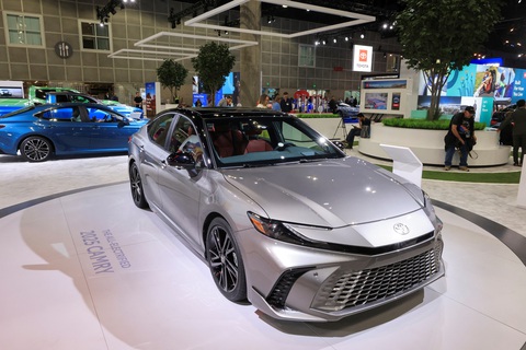 Toyota vẫn là hãng xe bán chạy nhất thế giới, thậm chí được người mua ô tô điện cân nhắc nhiều nhất- Ảnh 1. Toyota Camry tại triển lãm ô tô Los Angeles 2023 - Ảnh: Reuters