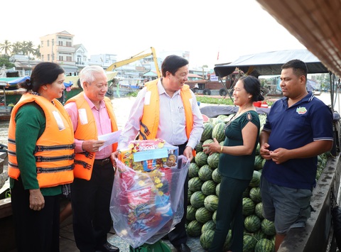Tặng quà Tết, trao lì xì cho thương hồ chợ nổi Cái Răng- Ảnh 1. Ông Phạm Văn Hiểu - phó bí thư thường trực Thành ủy Cần Thơ (thứ 3 từ trái sang) - tặng quà Tết và lì xì cho các thương hồ - Ảnh: TRUNG PHẠM