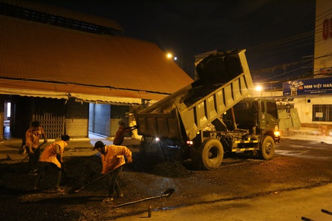 Bị ngưng hợp đồng dự án thoát nước Võ Văn Ngân, Anh Vinh kiện Ban dự án Thủ Đức- Ảnh 1. Do nhà thầu thi công bầy hầy nên chủ đầu tư phải đi giặm vá, sửa chữa một số điểm tại dự án xây dựng hệ thống thoát nước đường Võ Văn Ngân, TP Thủ Đức - Ảnh: CHÂU TUẤN