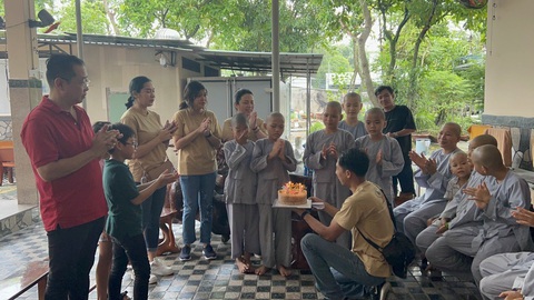 Chăm lo cho học sinh có người thân mất vì COVID-19 đến hết đại học- Ảnh 4. Tổ chức sinh nhật cho các em ở các mái ấm - Ảnh: NVCC
