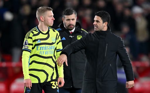HLV Arteta vui mừng khi cầu thủ Arsenal cãi nhau gay gắt- Ảnh 1. HLV Arteta phải kìm cơn tức giận của Zinchenko xuống - Ảnh: GETTY IMAGES