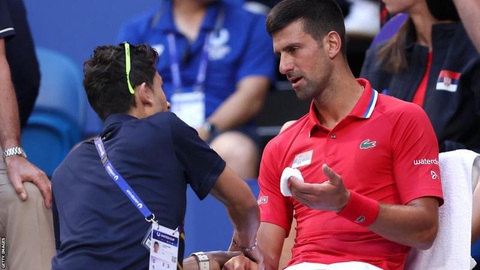 Tin tức thể thao sáng 4-1: Djokovic thua sốc ở Úc; Real Madrid vươn lên dẫn đầu La Liga- Ảnh 1. Djokovic thua trận đầu tiên ở Úc sau 6 năm - Ảnh: Getty Images