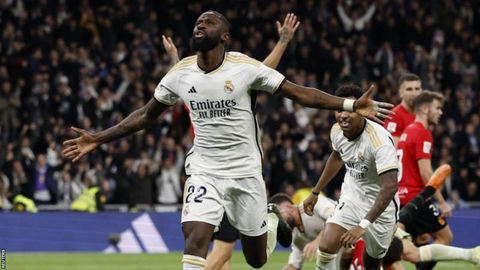 Tin tức thể thao sáng 4-1: Djokovic thua sốc ở Úc; Real Madrid vươn lên dẫn đầu La Liga- Ảnh 2. Trung vệ Rudiger ăn mừng bàn thắng trước Mallorca - Ảnh: Getty