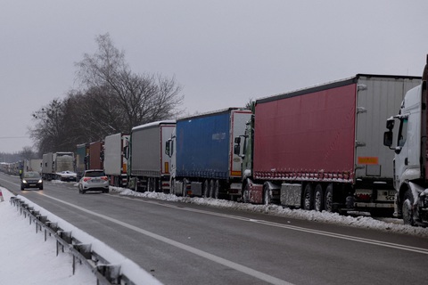 Nông dân Ba Lan lại phong tỏa cửa khẩu với Ukraine- Ảnh 1. Xe tải xếp hàng ở biên giới Ba Lan - Ukraine hôm 4-12 - Ảnh: REUTERS