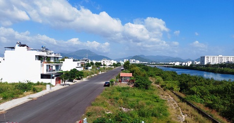 Dân kêu ‘đường kết nối thẳng’ ở Nha Trang xé ngang khu dân cư mới hình thành- Ảnh 3. Khu đô thị Mỹ Gia mới hình thành bên bờ nam sông Quán Trường có một phần nằm trong tuyến quy hoạch mở đường nối thẳng với khu sân bay Nha Trang cũ sẽ băng qua - Ảnh: PHAN SÔNG NGÂN