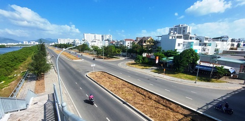 Dân kêu ‘đường kết nối thẳng’ ở Nha Trang xé ngang khu dân cư mới hình thành- Ảnh 1. Khu đô thị VCN Phước Hải mới hình thành bên bờ bắc sông Quán Trường, TP Nha Trang, nơi có một phần trong tuyến quy hoạch "đường kết nối thẳng" (đường Võ Nguyên Giáp với khu sân bay Nha Trang) cũ đi qua - Ảnh: PHAN SÔNG NGÂN
