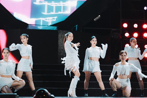 Bùng nổ cảm xúc cùng Countdown 2024 tại Regal Legend- Ảnh 4. Vũ đạo nóng bỏng cùng giọng hát nội lực, cảm xúc của ca sĩ Bảo Anh đốt cháy sân khấu Heartury.