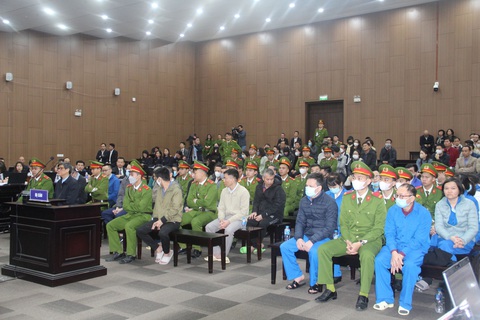 Vụ Việt Á: Lời khai về việc ‘điều khiển’ được cựu bộ trưởng Nguyễn Thanh Long- Ảnh 2. Các bị cáo trong vụ án Việt Á tại tòa - Ảnh: GIANG LONG