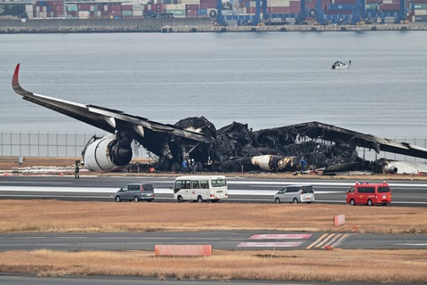 Chiếc máy bay của hãng hàng không Japan Airlines cháy rụi sau vụ va chạm tại sân bay Haneda, Tokyo, ngày 3-1 - Ảnh: AFP Chiếc máy bay của hãng hàng không Japan Airlines cháy rụi sau vụ va chạm tại sân bay Haneda, Tokyo, ngày 3-1 - Ảnh: AFP