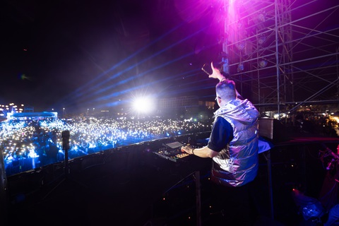 Bùng nổ cảm xúc cùng Countdown 2024 tại Regal Legend- Ảnh 3. Dj Huy DX, Dj Annie và MC Keyt thổi căng bầu không khí với phần trình diễn DJ show cực cháy, Regal Legend rực sáng với hàng chục nghìn ánh flash rực rỡ, lung linh.