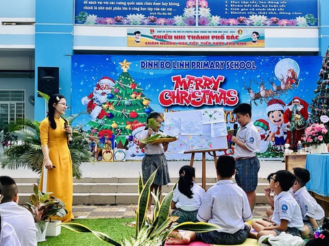 Học trò lẫn phụ huynh 'mê' lớp học mở- Ảnh 3. Các em học sinh lớp 3 đang trình bày về các loại lá cây mà các em sưu tầm được trước cô giáo, phụ huynh và các bạn cùng lớp trong lớp học mở - Ảnh: MỸ DUNG