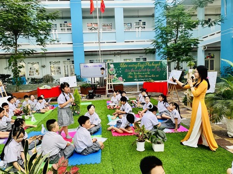 Học trò lẫn phụ huynh 'mê' lớp học mở- Ảnh 2. Học sinh mạnh dạn trình bày ý kiến, tương tác với giáo viên trong tiết học mở của Trường tiểu học Đinh Bộ Lĩn ( Q.7, TP.HCM) - Ảnh: MỸ DUNG