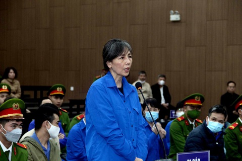 Vụ Việt Á: Lời khai về việc ‘điều khiển’ được cựu bộ trưởng Nguyễn Thanh Long- Ảnh 1. Bị cáo Nguyễn Thị Thanh Thủy trả lời thẩm vấn - Ảnh: GIANG LONG