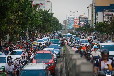 Cả năm 2023, TP.HCM có hơn 4.400 vụ ùn ứ giao thông tại 24 điểm nóng kẹt xe- Ảnh 1. Dòng xe ùn ứ tại đường Cộng Hòa, TP.HCM - Ảnh: CHÂU TUẤN