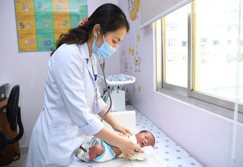 Chương trình tư vấn: chăm sóc cho mẹ và trẻ sơ sinh chuẩn khoa học, an toàn- Ảnh 3. Bác sĩ khám cho trẻ sơ sinh tại Khoa Sơ sinh