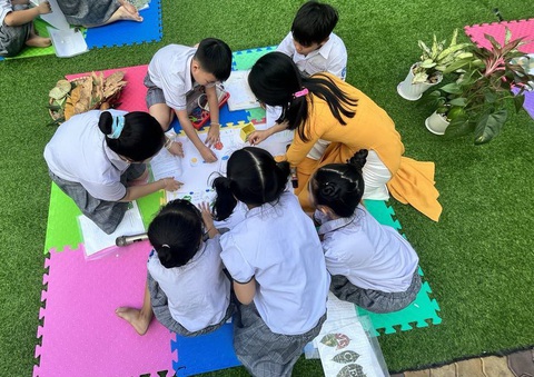 Học trò lẫn phụ huynh 'mê' lớp học mở- Ảnh 4. Các em học sinh lớp 3 đang làm việc nhóm để tạo ra một sơ đồ về sự phát triển của cây theo ý của các em trong lớp học mở - Ảnh: MỸ DUNG