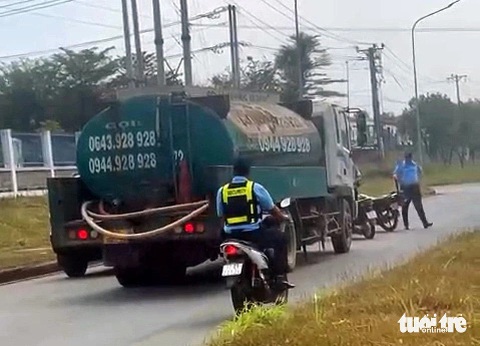 Chủ đầu tư khu công nghiệp tự tung tự tác, phớt lờ chính quyền, doanh nghiệp cầu cứu- Ảnh 2. Bảo vệ Khu công nghiệp Mỹ Xuân A2 chặn một xe từ bên ngoài vào hút hầm cầu trong khu công nghiệp này - Ảnh: Cơ quan chức năng cung cấp