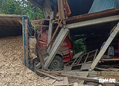 Xe đầu kéo lao vào nhà dân rồi lật nghiêng, đường Hồ Chí Minh ách tắc- Ảnh 1. Chiếc xe đầu kéo lao vào khiến nhà dân bị nghiêng, hư hại - Ảnh: ĐÌNH TIẾN
