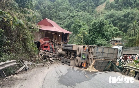 Xe đầu kéo lao vào nhà dân rồi lật nghiêng, đường Hồ Chí Minh ách tắc- Ảnh 2. Chiếc xe lật nghiêng, chiếm hết toàn bộ mặt đường - Ảnh: ĐÌNH TIẾN