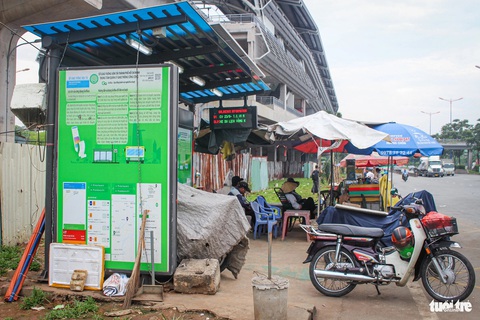 Rác thải bủa vây trạm xe buýt ở TP.HCM- Ảnh 4. Trạm chờ xe buýt trên xa lộ Hà Nội (gần khu du lịch Suối Tiên) bị chiếm dụng - Ảnh: NGỌC NHI
