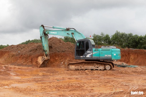 Khu tái định cư 'đứng bánh', cao tốc Bắc - Nam chờ mặt bằng- Ảnh 2. Khu tái định cư Vĩnh Khê bùn lầy nhão nhoét, công trường chỉ có một chiếc xe múc - Ảnh: HOÀNG TÁO