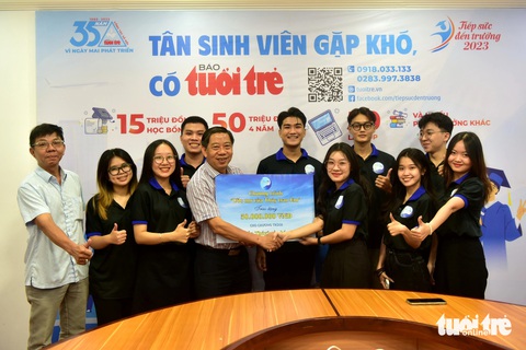 Đại diện báo Tuổi Trẻ nhận bảng trao của các bạn sinh viên trường ĐH Văn hóa TP.HCM - Ảnh: T.T.D. Đại diện báo Tuổi Trẻ nhận bảng trao ủng hộ chương trình Ước mơ của Thúy từ các bạn sinh viên Trường đại học Văn hóa TP.HCM - Ảnh: T.T.D.