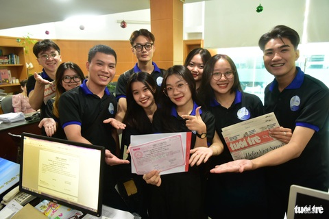 Sau đó, đại diện lớp Truyền thông Văn hoá 10.2 chuyển khoản ngay 50 triệu đồng cho chương trình Đại diện lớp truyền thông văn hóa 10.2 chuyển 50 triệu đồng cho chương trình "Ước mơ của Thúy" - Ảnh: T.T.D.