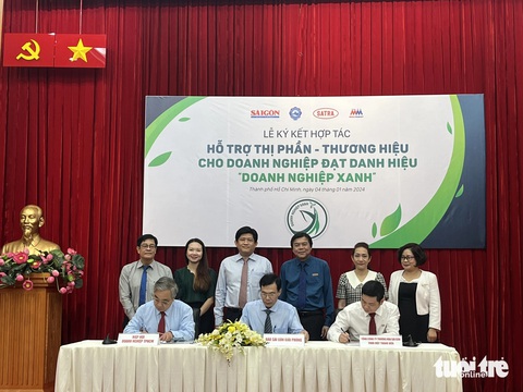 Doanh nghiệp xanh được ưu tiên trên kệ siêu thị- Ảnh 1. Lễ ký kết hợp tác toàn diện hỗ trợ thị phần - thương hiệu cho các doanh nghiệp xanh - Ảnh: N.BÌNH