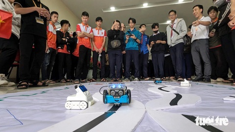 Bạn trẻ thích thú khi tự tay điều khiển robot, tìm hiểu về ngành học trí tuệ nhân tạo- Ảnh 1. Các bạn học sinh ở TP Huế tự tay điều khiển robot để vượt qua các thử thách như chương trình robocon tại ngày hội "AI Open Day 2024" - Ảnh: NHẬT LINH