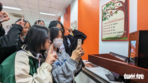 Bạn trẻ thích thú khi tự tay điều khiển robot, tìm hiểu về ngành học trí tuệ nhân tạo- Ảnh 2. Các bạn trẻ sử dụng trí tuệ nhân tạo để làm đẹp tại ngày hội - Ảnh: NHẬT LINH