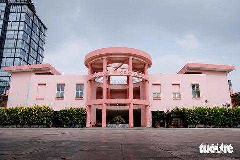 TP.HCM hồi sinh sân khấu Sen Hồng, sẽ hoạt động trước Tết 2024- Ảnh 2. Mặt tiền bên ngoài sân khấu