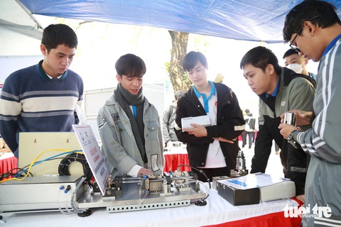 Nhiều trường đại học lần đầu tuyển sinh ngành thiết kế vi mạch - bán dẫn- Ảnh 1. Trường đại học Bách khoa Đà Nẵng sẽ mở chuyên ngành đào tạo chuyên sâu về thiết kế vi mạch bán dẫn trong năm 2024 - Ảnh: ĐOÀN NHẠN