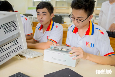 Nhiều trường đại học lần đầu tuyển sinh ngành thiết kế vi mạch - bán dẫn- Ảnh 3. Trường đại học Công nghệ thông tin và Truyền thông Việt - Hàn (Đại học Đà Nẵng) đã triển khai xây dựng chương trình đào tạo, chuẩn bị cơ sở vật chất từ rất sớm, năm 2020 đã đưa nội dung đào tạo và nghiên cứu vi mạch bán dẫn trong đề xuất dự án ODA Hàn Quốc - Ảnh: VKU