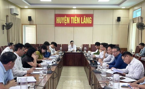 Nhận 63,7% tín nhiệm thấp, chủ tịch huyện ở Hải Phòng xin thôi chức- Ảnh 2. Ông Bùi Thành Cương - chủ tịch UBND huyện Tiên Lãng (giữa) - tại một buổi chủ trì họp kiểm điểm của UBND huyện - Ảnh: Cổng thông tin huyện Tiên Lãng