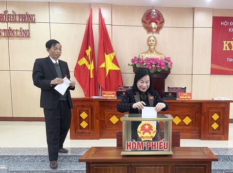 Nhận 63,7% tín nhiệm thấp, chủ tịch huyện ở Hải Phòng xin thôi chức- Ảnh 1. Các đại biểu bỏ phiếu tín nhiệm cán bộ do HĐND bầu tại kỳ họp thứ 19, HĐND huyện Tiên Lãng khóa XIX, nhiệm kỳ 2021-2026. Kết quả ông Bùi Thành Cương, chủ tịch UBND huyện Tiên Lãng, nhận 63,7% phiếu tín nhiệm thấp - Ảnh: Cổng thông tin huyện Tiên Lãng