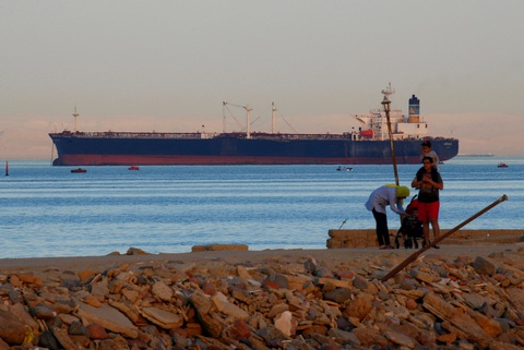 Tàu container băng qua Vịnh Suez về phía Biển Đỏ, trước khi vào kênh đào Suez ở phía đông Cairo, Ai Cập - Ảnh: REUTERS Tàu container băng qua vịnh Suez về phía Biển Đỏ, trước khi vào kênh đào Suez ở phía đông Cairo, Ai Cập - Ảnh: REUTERS