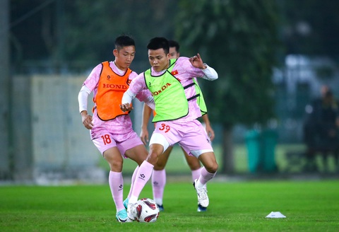 Asian Cup 2023: Cơ hội cho lứa U23 Việt Nam- Ảnh 4. Đội tuyển Việt Nam tập luyện tối 4-1 tại Hà Nội - Ảnh: MINH ĐỨC