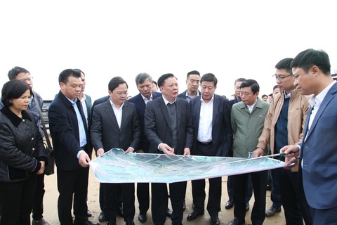 Bí thư Hà Nội: Chọn phương án rẻ nhất, minh bạch nhất để làm đường vành đai 4- Ảnh 1. Bí thư Thành ủy Hà Nội kiểm tra thực địa dự án đường vành đai 4 tại tỉnh Bắc Ninh - Ảnh: NGUYỄN THÀNH