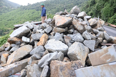 'Lạnh người' đi qua cung đường sạt lở đang sửa trên đèo Hải Vân- Ảnh 6. Một lượng đá lớn được đưa đến để thi công sửa chửa điểm sạt lở - Ảnh: LÊ TRUNG