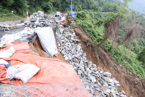 'Lạnh người' đi qua cung đường sạt lở đang sửa trên đèo Hải Vân- Ảnh 3. Điểm sạt lở đèo Hải Vân địa phận tỉnh Thừa Thiên Huế - Ảnh: LÊ TRUNG