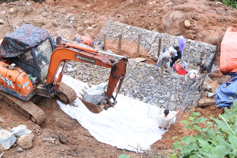 'Lạnh người' đi qua cung đường sạt lở đang sửa trên đèo Hải Vân- Ảnh 4. Nhân công làm rọ đá xếp từng tầng ở điểm sạt lở này - Ảnh: LÊ TRUNG
