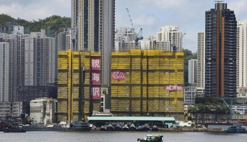 Thị trường bất động sản Hong Kong ảm đạm nhất trong nhiều thập kỷ- Ảnh 1. Nền kinh tế Hong Kong vẫn chưa hồi phục hoàn toàn và các nhà phát triển địa ốc gặp khó khăn trong việc triển khai dự án mới - Ảnh: SCMP