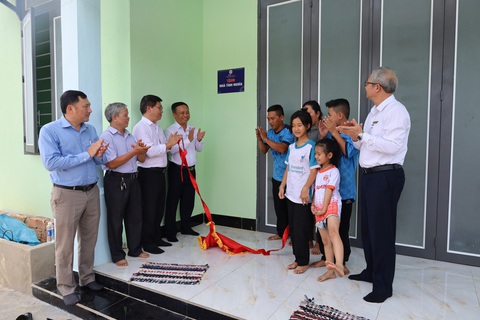 Cắt băng khánh thành nhà tình nghĩa tặng khách hàng của PC Đắk Lắk - Ảnh: PHỤNG MINH Cắt băng khánh thành nhà tình nghĩa tặng khách hàng của PC Đắk Lắk - Ảnh: PHỤNG MINH