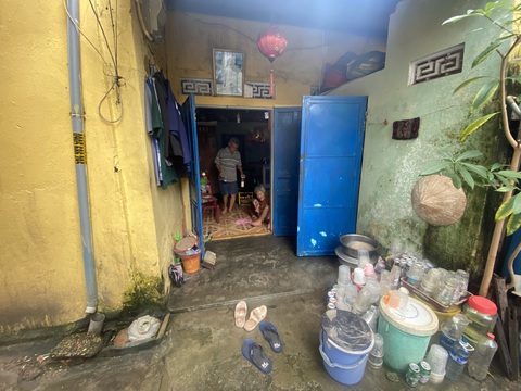 Địa chính phường ở Hội An nói 20m² mà con tâm thần, mẹ 97 tuổi ở là đất ở nhờ- Ảnh 1. Chái nhà cùng khoảnh đất 20 m² lâu nay mẹ con cụ Mỹ sinh sống - Ảnh: B.D.