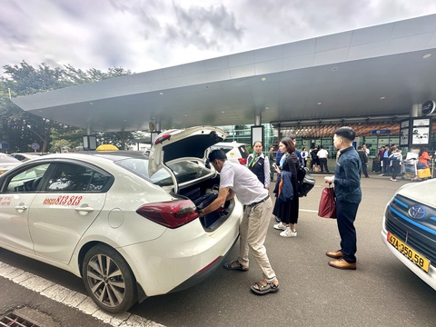 Mở ứng dụng Taxi Quyết Tiến, tài xế đến ngay- Ảnh 5. Tài xế sắp xếp đồ đạc cho khách - Anh: THẾ THẾ