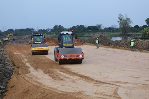 Bí thư Hà Nội: Chọn phương án rẻ nhất, minh bạch nhất để làm đường vành đai 4- Ảnh 2. Máy móc, công nhân đang tích cực thi công trên công trường dự án đường vành đai 4 - Ảnh: VIẾT THÀNH