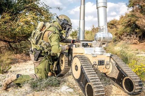 Bí mật những cuộc chiến đẫm máu - Kỳ 5: Biệt kích Israel đối mặt chiến binh Hamas trong hầm tối- Ảnh 1. Binh sĩ Israel thao tác robot hoạt động dưới lòng đất EOD - Ảnh: Reddit