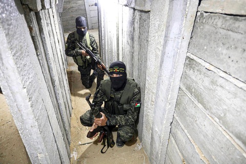 Bí mật những cuộc chiến đẫm máu - Kỳ 5: Biệt kích Israel đối mặt chiến binh Hamas trong hầm tối- Ảnh 2. Các tay súng trong đường hầm Hamas hồi tháng 3-2023 - Ảnh: Getty Images